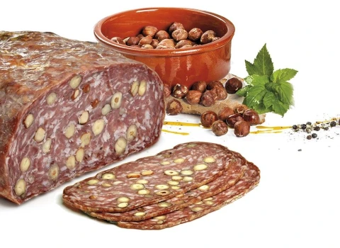 Francuskie salami z orzechami laskowymi